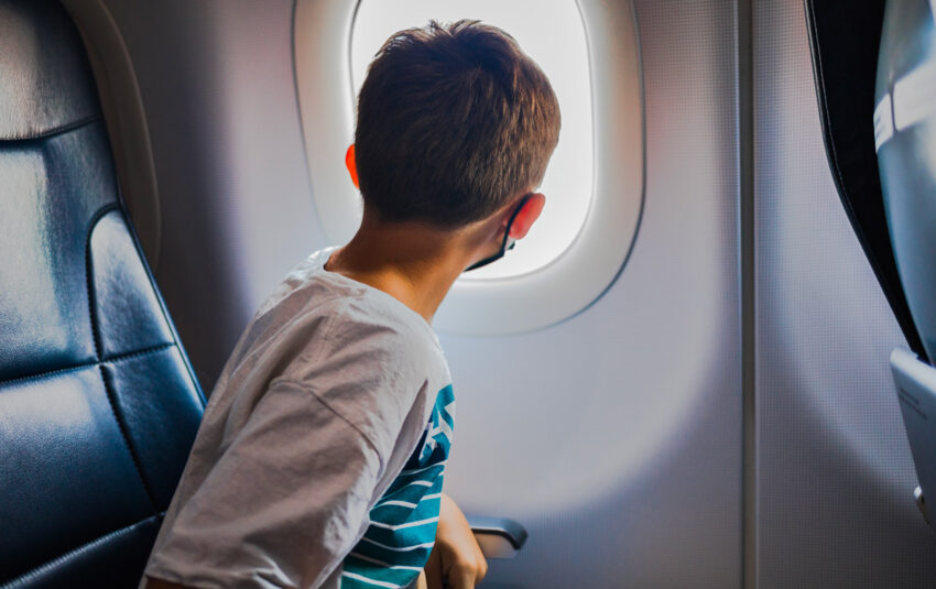 enfant dans un avion